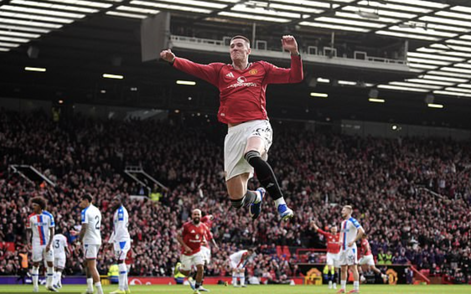 Man United ngược dòng hạ Crystal Palace, Carrick lập cột mốc lịch sử