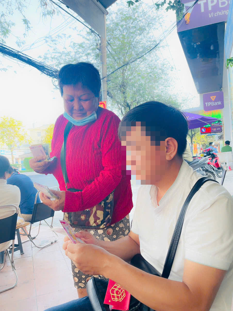 Tại sao người b&aacute;n v&eacute; số dạo kh&ocirc;ng c&ograve;n &ldquo; kh&oacute;c r&ograve;ng &rdquo; trước giờ Xổ số 2026 - Ảnh 1.