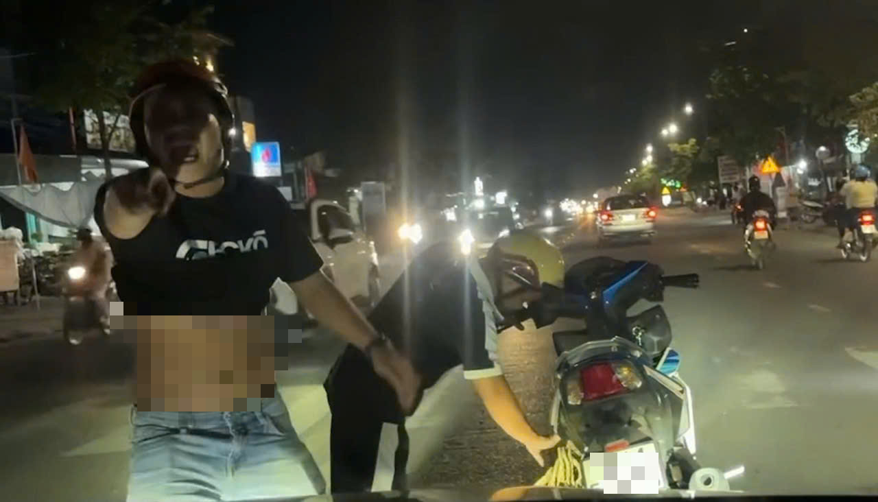 CSGT Tây Ninh lập biên bản nam thanh niên chặn đầu taxi cản trở giao thông - Ảnh 1.