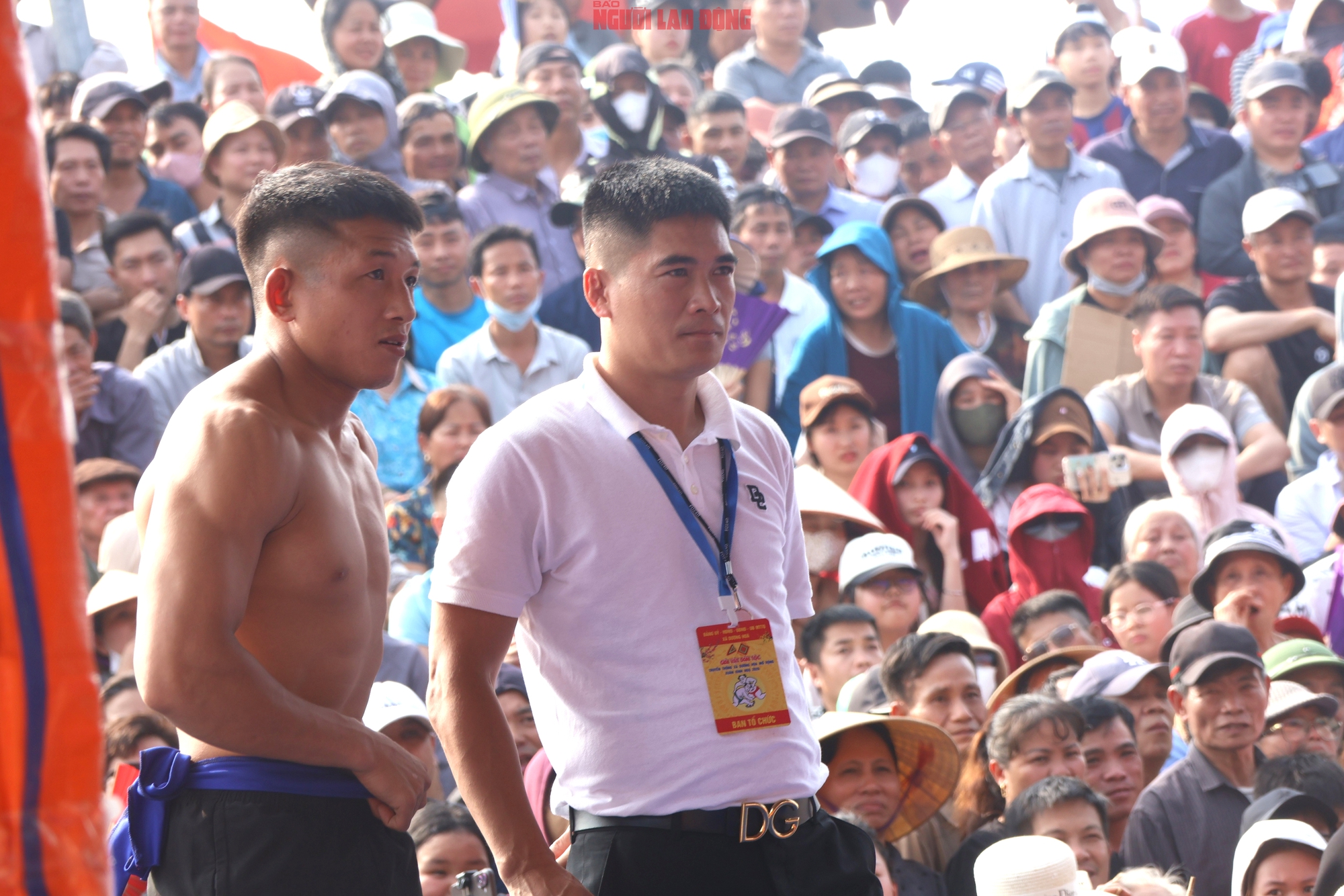 VIDEO: Xem những nh&agrave; v&ocirc; địch SEA Games "đại n&aacute;o" sới vật hội l&agrave;ng - Ảnh 3.