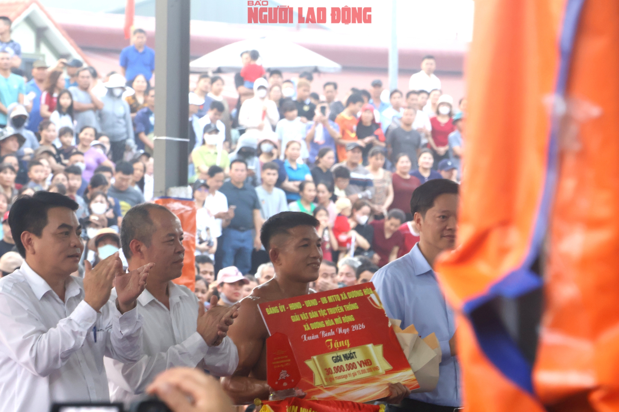VIDEO: Xem những nh&agrave; v&ocirc; địch SEA Games "đại n&aacute;o" sới vật hội l&agrave;ng - Ảnh 11.