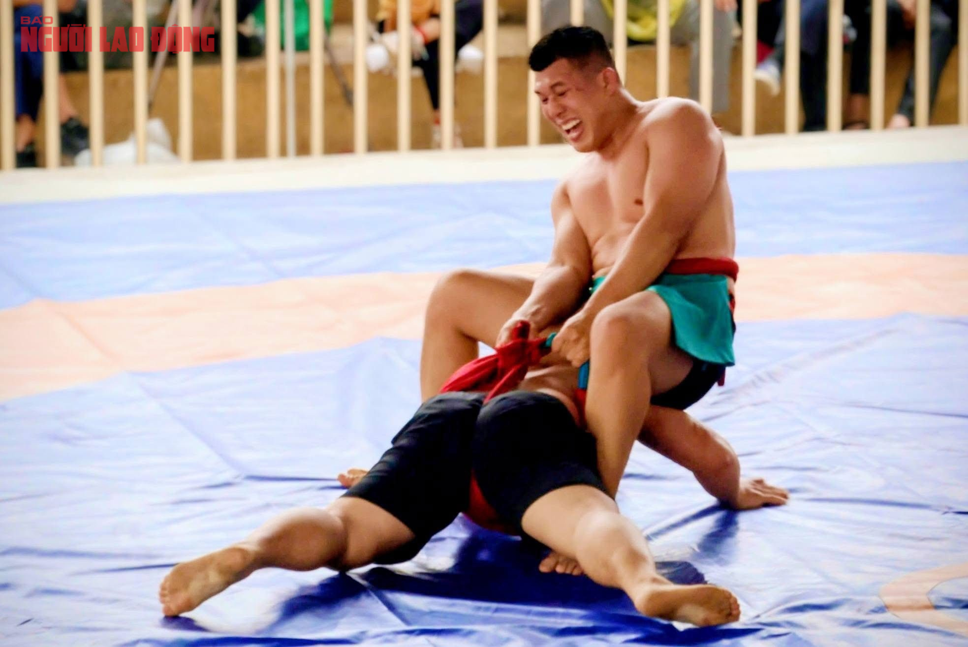 VIDEO: Xem những nh&agrave; v&ocirc; địch SEA Games "đại n&aacute;o" sới vật hội l&agrave;ng - Ảnh 12.
