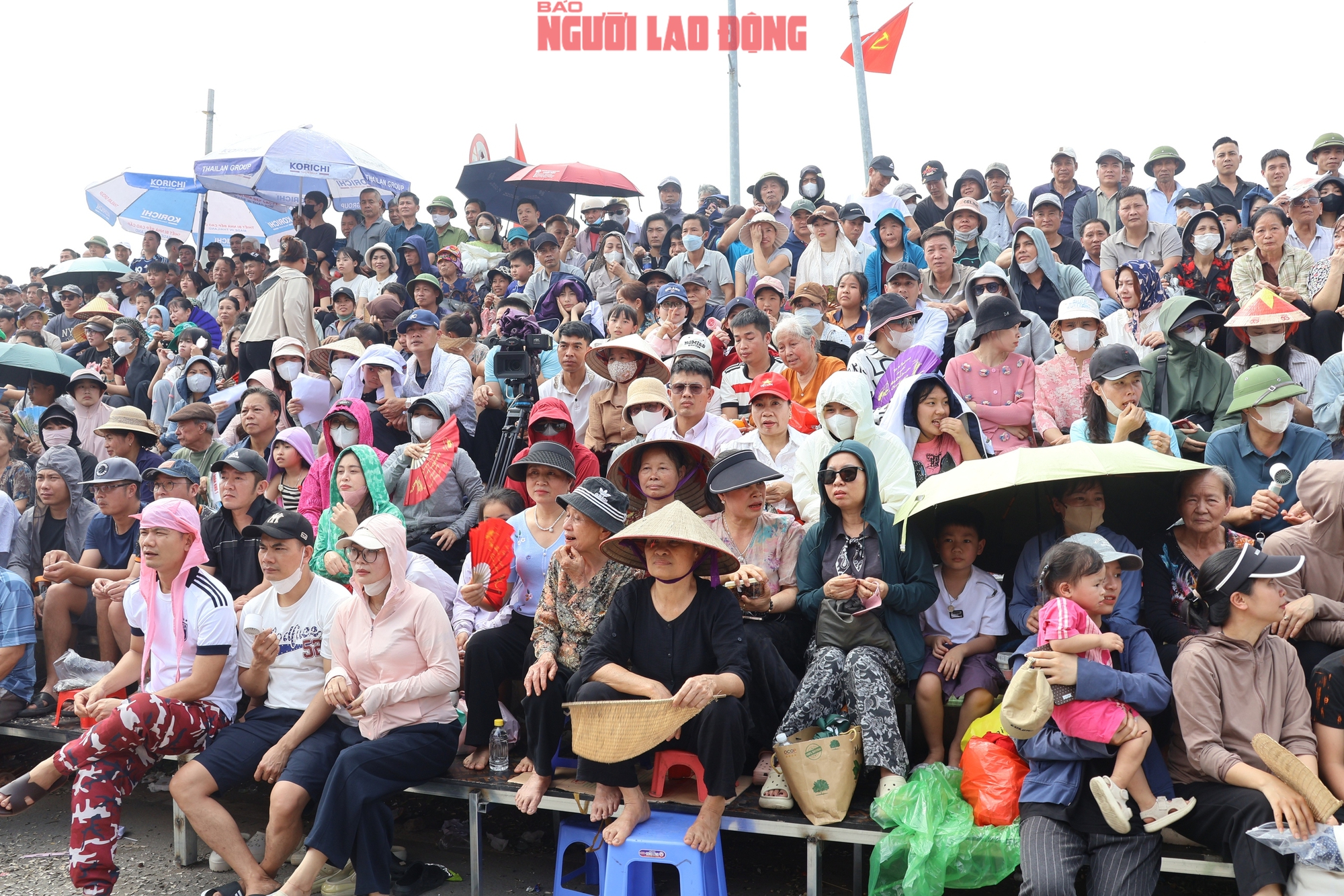 VIDEO: Xem những nh&agrave; v&ocirc; địch SEA Games "đại n&aacute;o" sới vật hội l&agrave;ng - Ảnh 22.