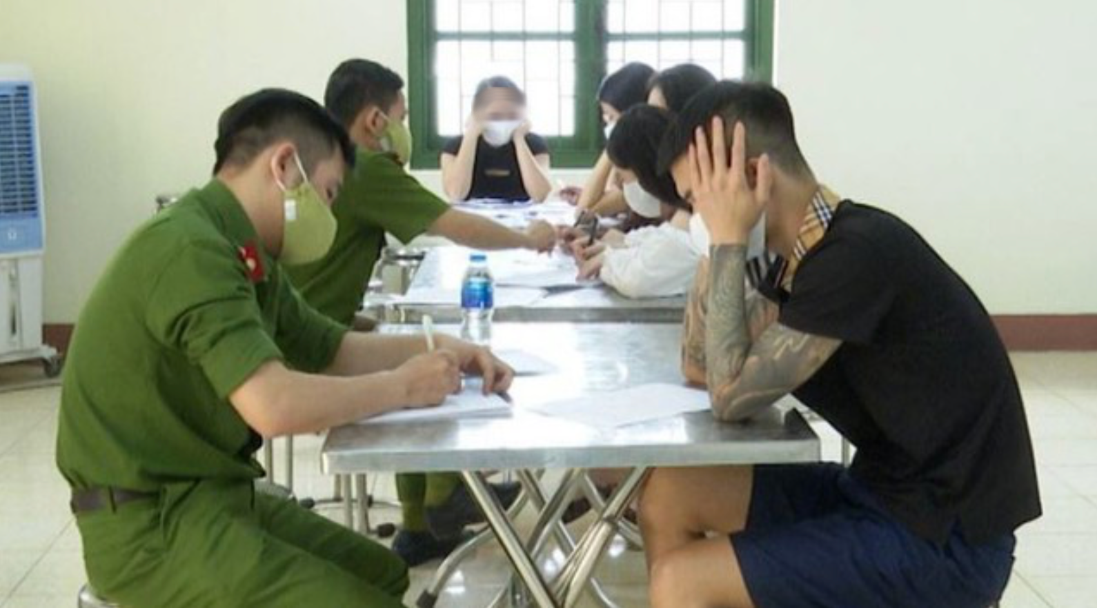 Gi&aacute;m s&aacute;t người nghiện bằng v&ograve;ng đeo điện tử trong cộng đồng năm 2026 - Ảnh 1.