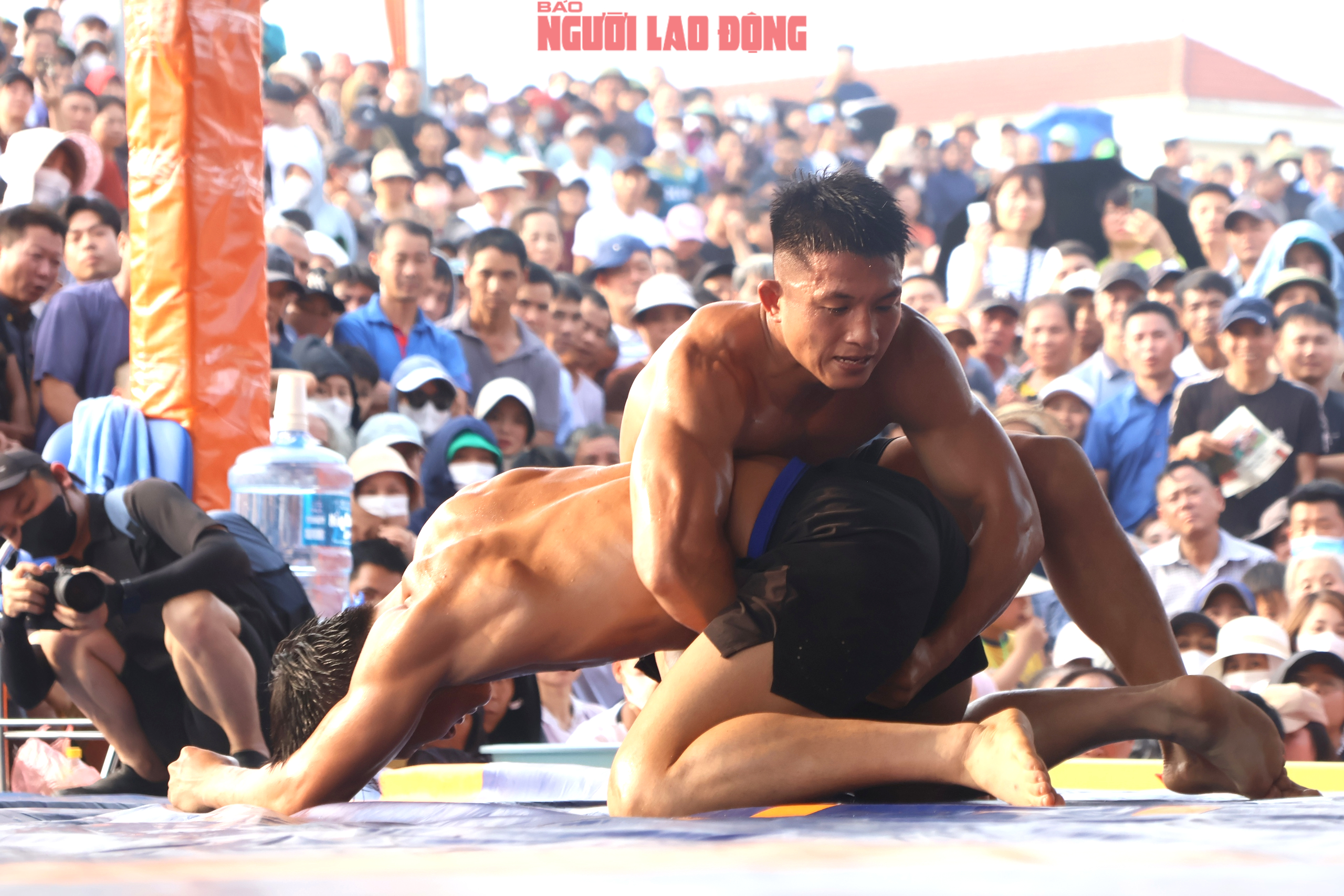 VIDEO: Xem những nh&agrave; v&ocirc; địch SEA Games "đại n&aacute;o" sới vật hội l&agrave;ng - Ảnh 5.