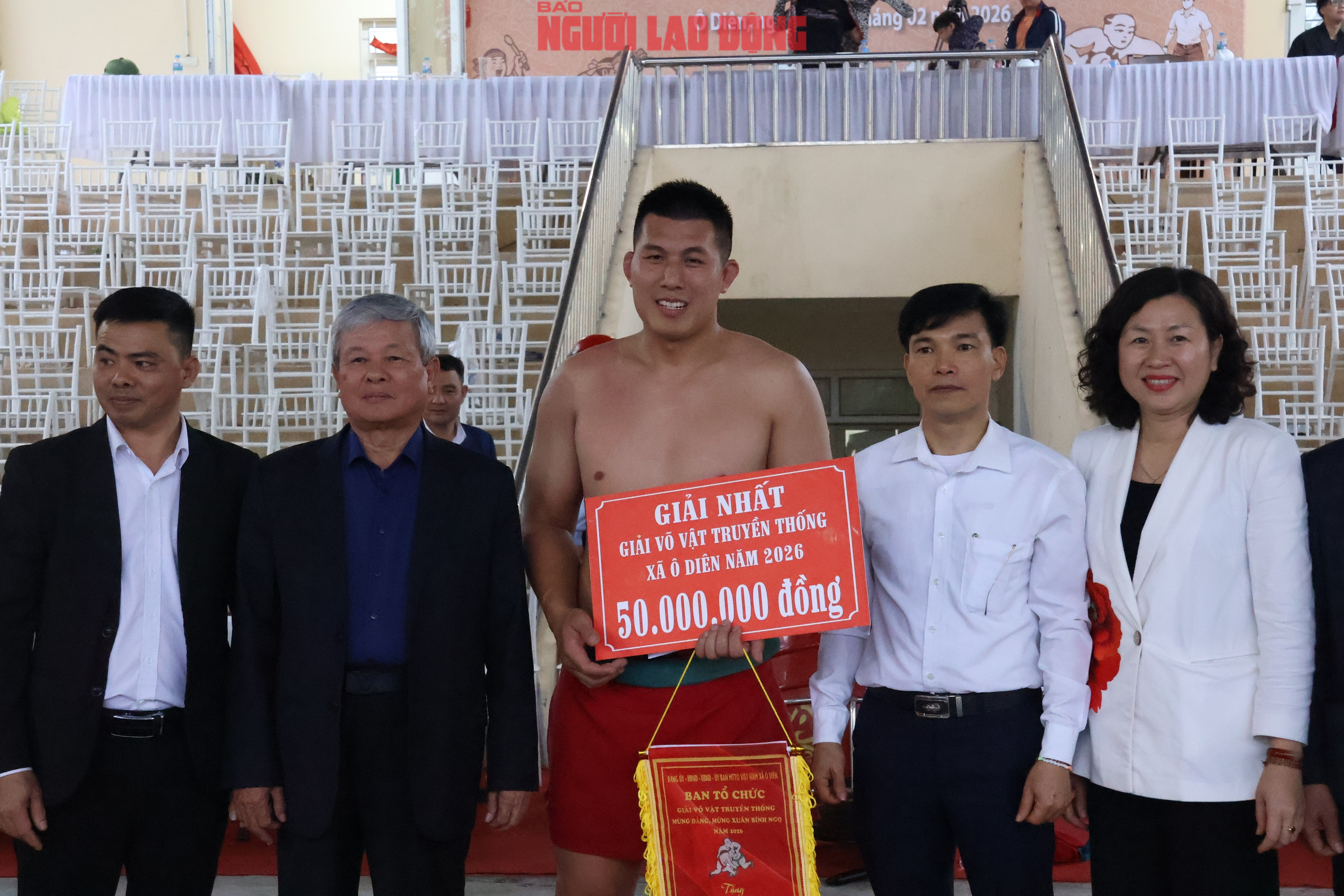 VIDEO: Xem những nh&agrave; v&ocirc; địch SEA Games "đại n&aacute;o" sới vật hội l&agrave;ng - Ảnh 19.