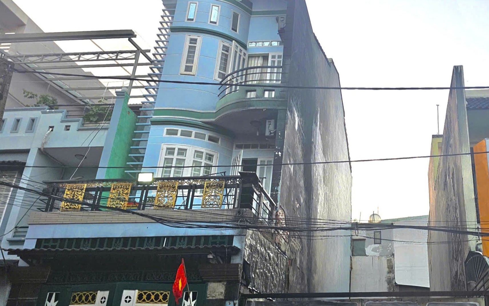 Cháy ở TPHCM, đe dọa 2 căn nhà