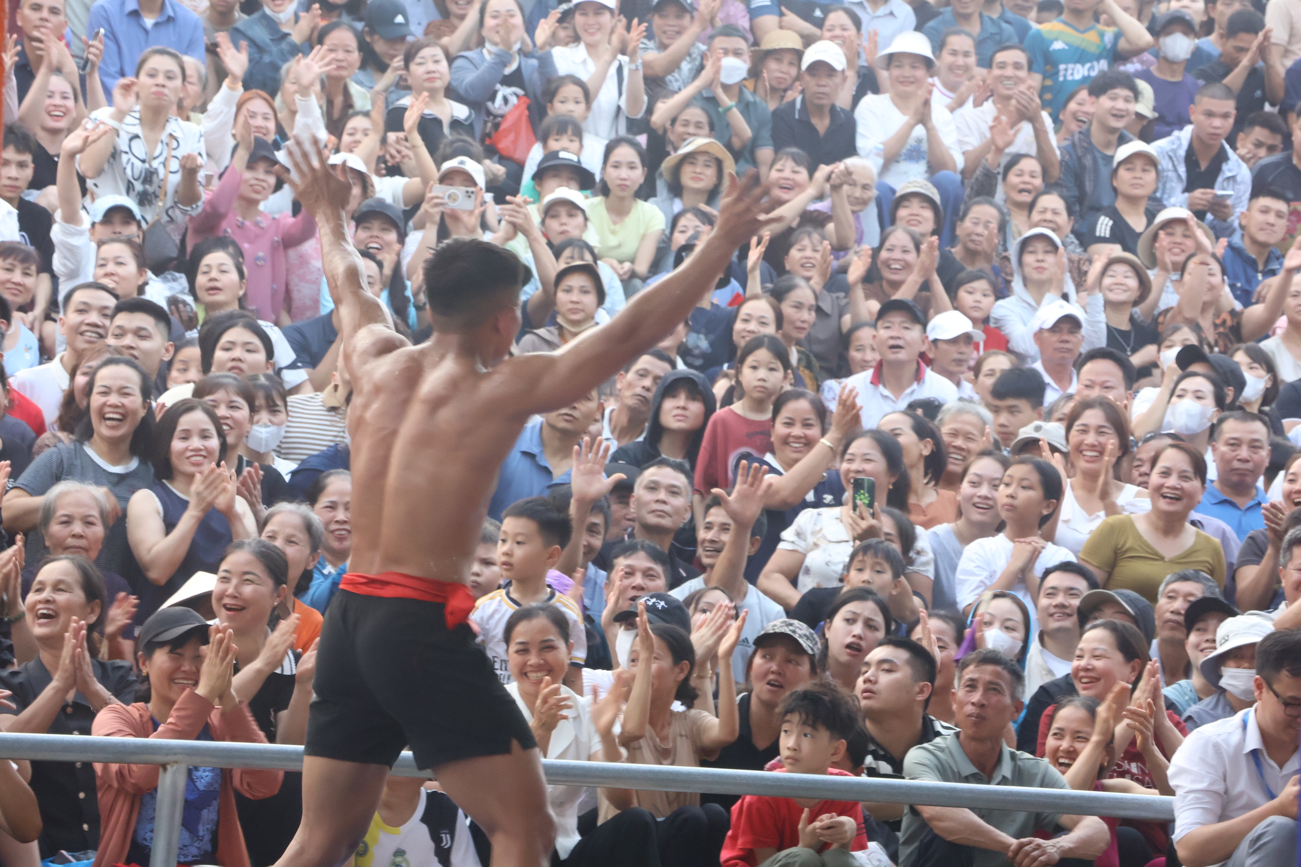 VIDEO: Xem những nh&agrave; v&ocirc; địch SEA Games "đại n&aacute;o" sới vật hội l&agrave;ng - Ảnh 10.
