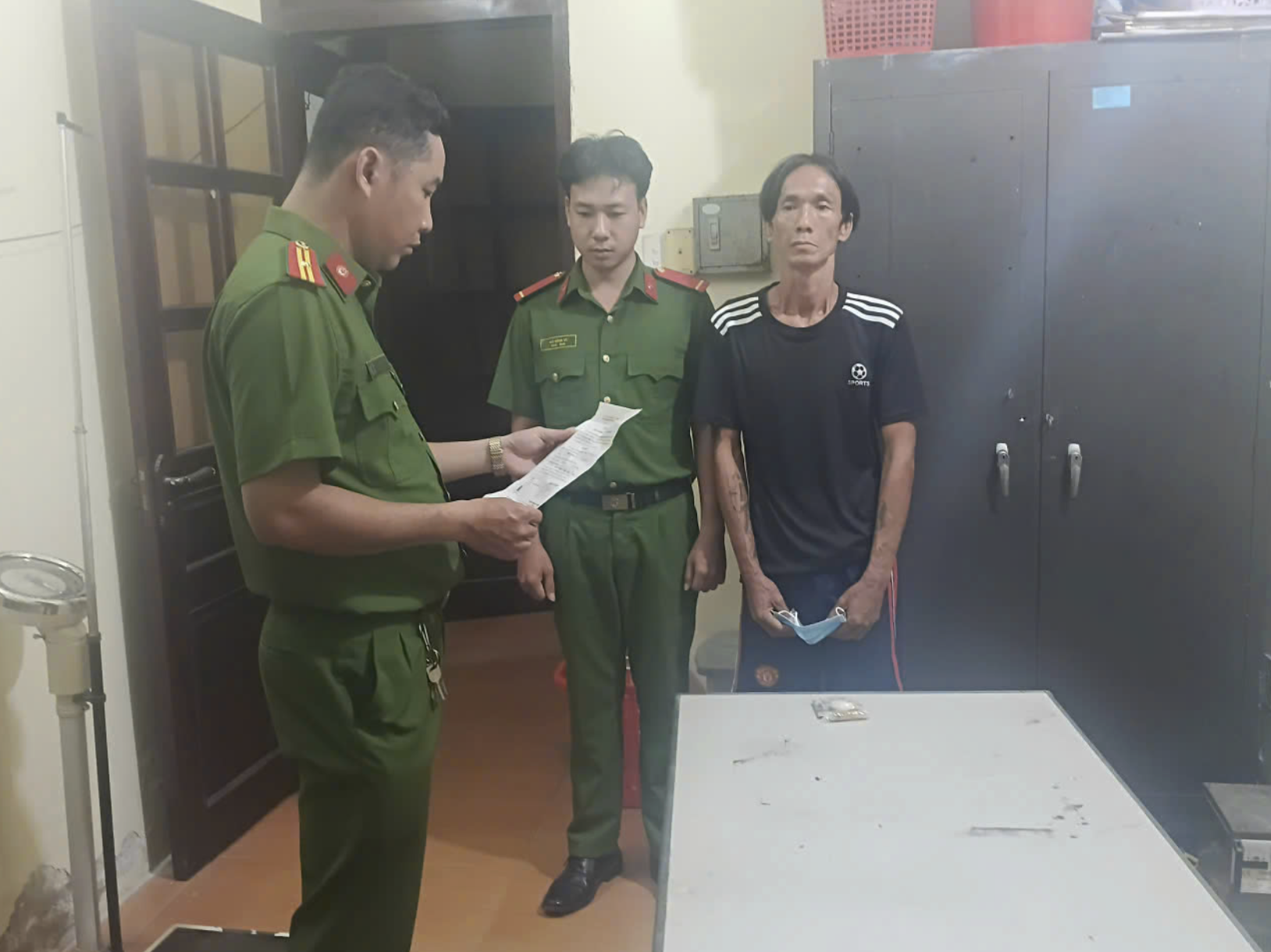 Bắt đối tượng cầm kéo xông vào tiệm, cướp dây chuyền của thợ làm móng - Ảnh 1.