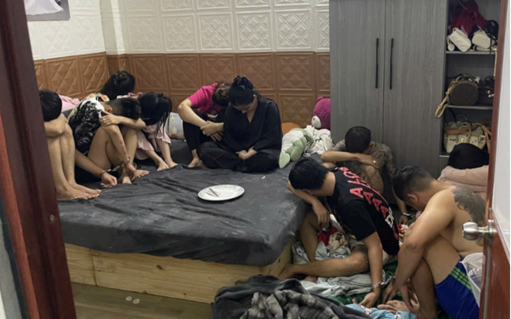 Phát hiện 5 cô gái trẻ dương tính với ma túy lúc rạng sáng