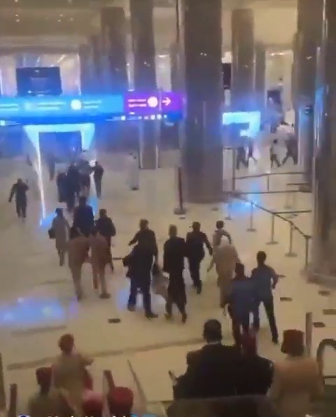 Tên lửa Iran đánh trúng sân bay, khách sạn...khắp Trung Đông - Ảnh 1.
