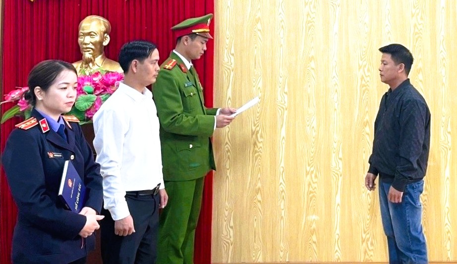 Bắt tạm giam chủ cơ sở sản xuất dấm ăn kém chất lượng - Ảnh 1.