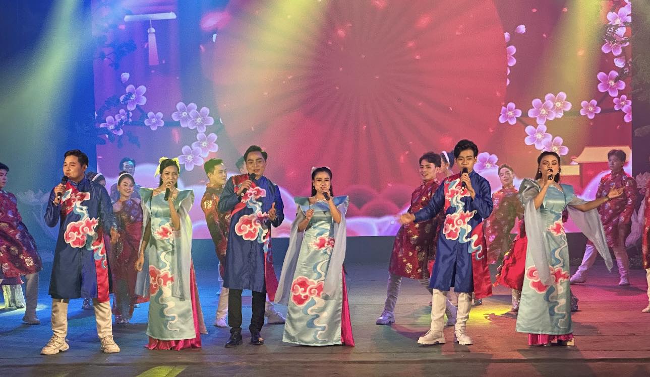 "Bắc &ndash; Nam một dải xu&acirc;n hồng": Đ&ecirc;m nghệ thuật kết nối hai miền rực rỡ giữa l&ograve;ng H&agrave; Nội - Ảnh 3.