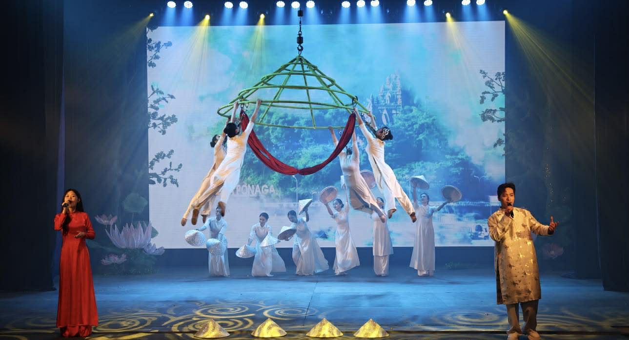 "Bắc &ndash; Nam một dải xu&acirc;n hồng": Đ&ecirc;m nghệ thuật kết nối hai miền rực rỡ giữa l&ograve;ng H&agrave; Nội - Ảnh 2.