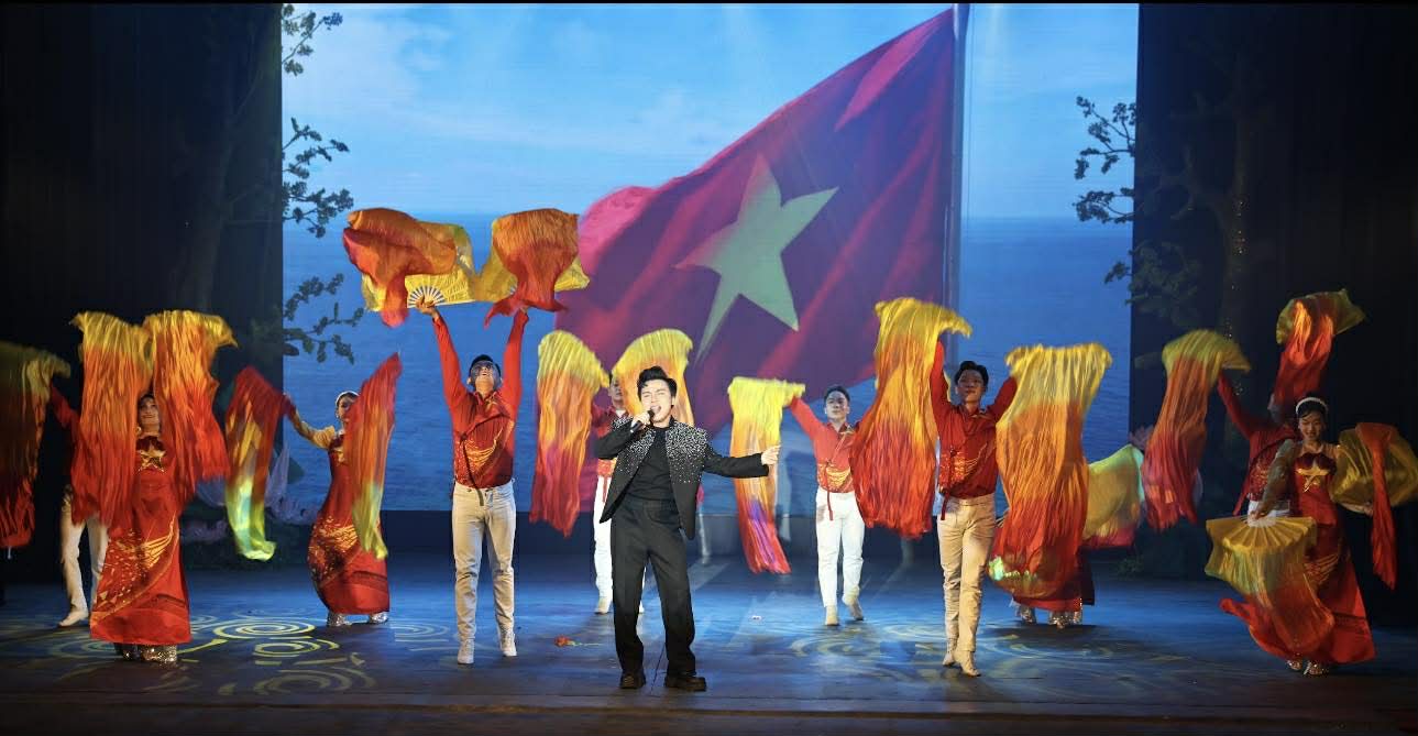 "Bắc &ndash; Nam một dải xu&acirc;n hồng": Đ&ecirc;m nghệ thuật kết nối hai miền rực rỡ giữa l&ograve;ng H&agrave; Nội - Ảnh 5.