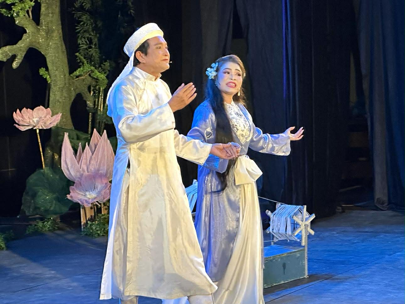 "Bắc &ndash; Nam một dải xu&acirc;n hồng": Đ&ecirc;m nghệ thuật kết nối hai miền rực rỡ giữa l&ograve;ng H&agrave; Nội - Ảnh 1.