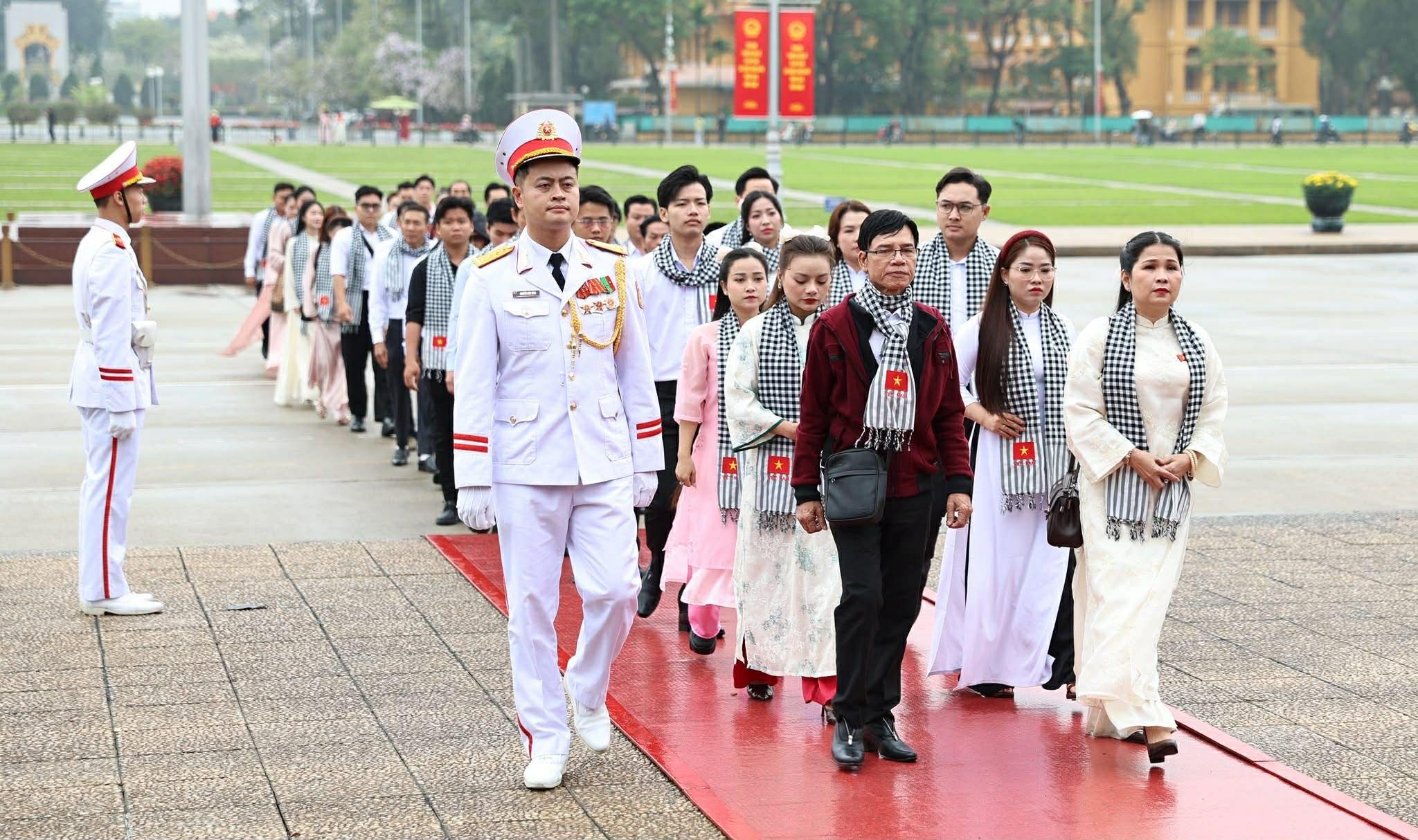 "Bắc &ndash; Nam một dải xu&acirc;n hồng": Đ&ecirc;m nghệ thuật kết nối hai miền rực rỡ giữa l&ograve;ng H&agrave; Nội - Ảnh 12.