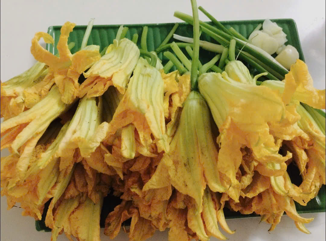 Trend “Ăn hoa như ăn rau” tiềm ẩn rủi ro - Ảnh 2.