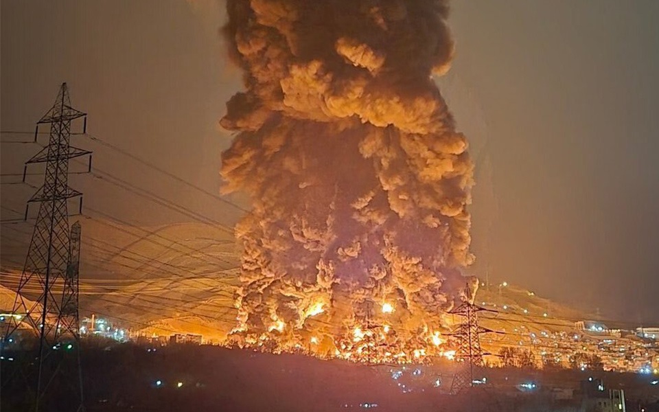 Khói độc tích tụ trong lòng chảo Tehran - Iran, lan xa tận Siberia - Nga