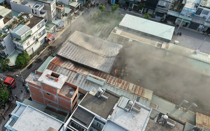 Cháy kho hàng ở TPHCM, cảnh sát PCCC chia ra nhiều hướng dập lửa