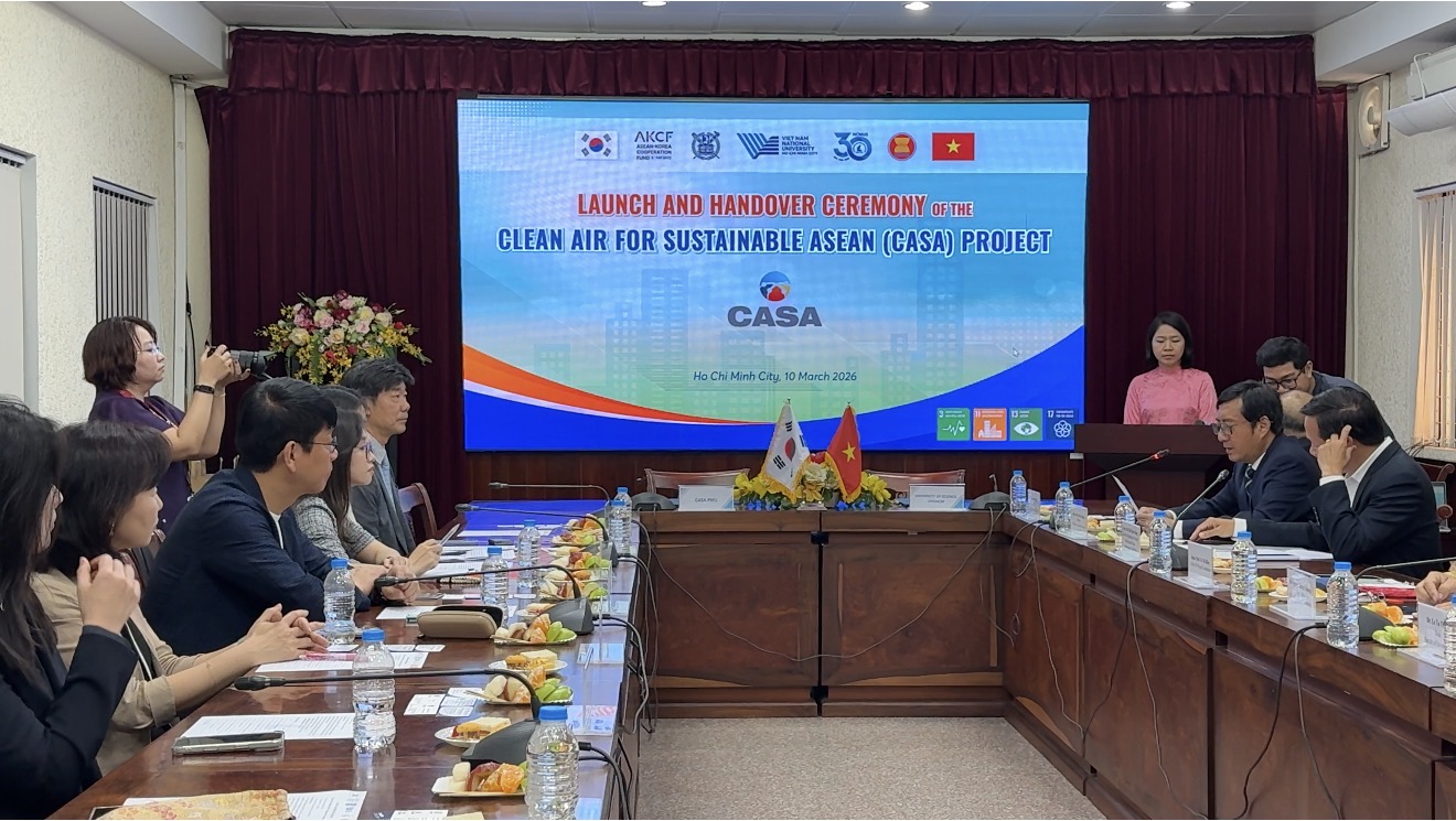 Vietnam Receives Air Quality Monitoring Station from South Korea - Ảnh 1.