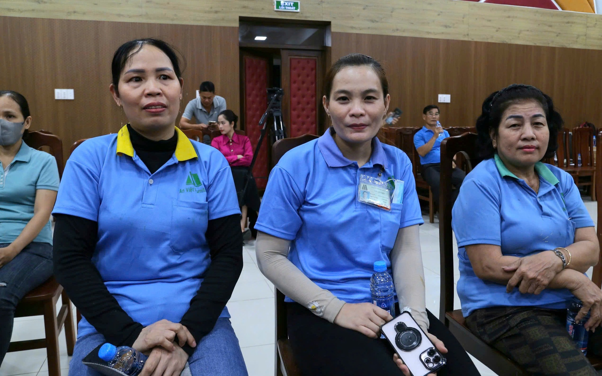 Tiếp xúc ứng cử viên ĐBQH và HĐND TPHCM: Công nhân nói tiền lương chỉ đủ sống, không có tích luỹ