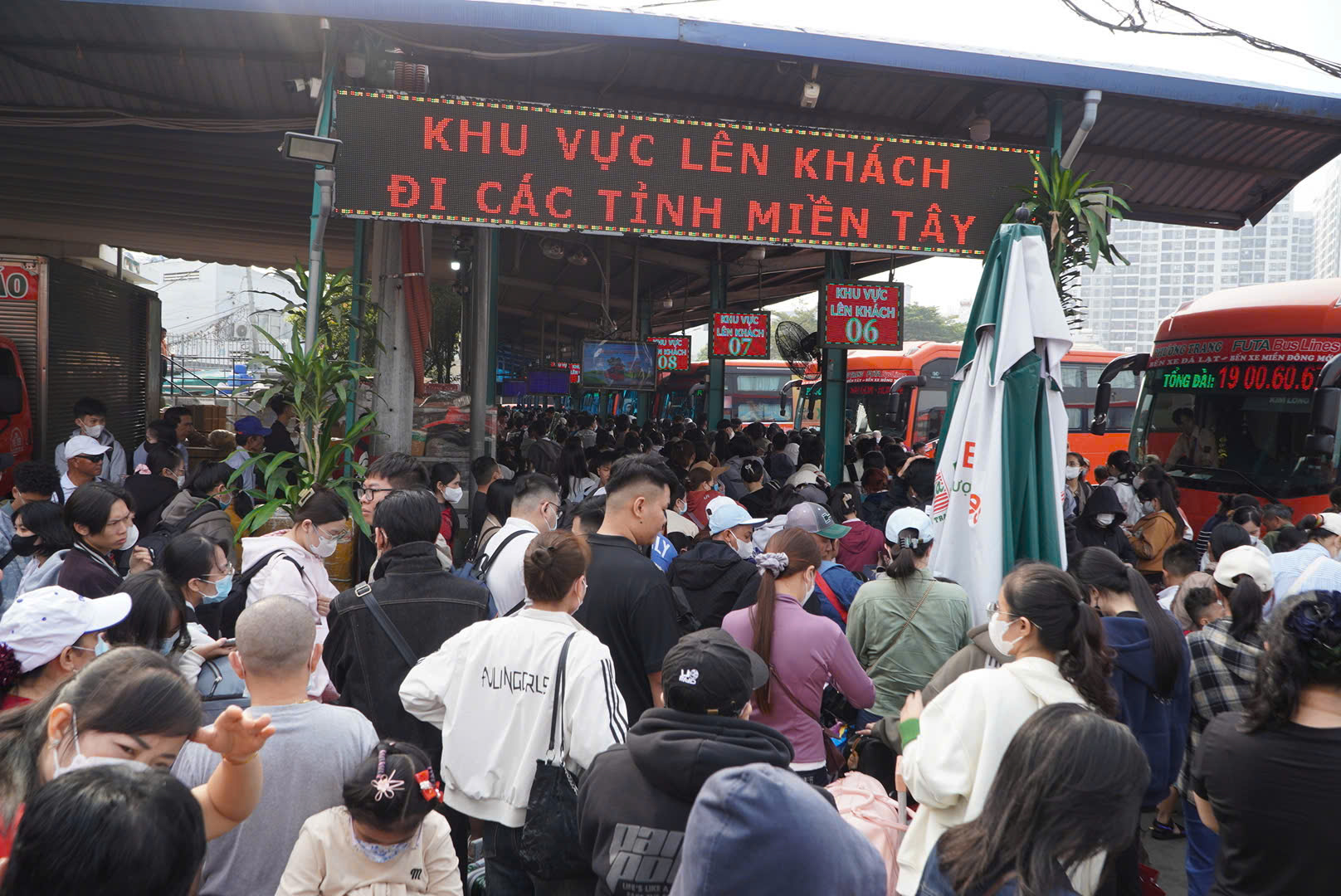 Thêm 22 tuyến xe liên tỉnh tăng đến 19% giá vé do giá dầu diesel tăng cao - Ảnh 1.