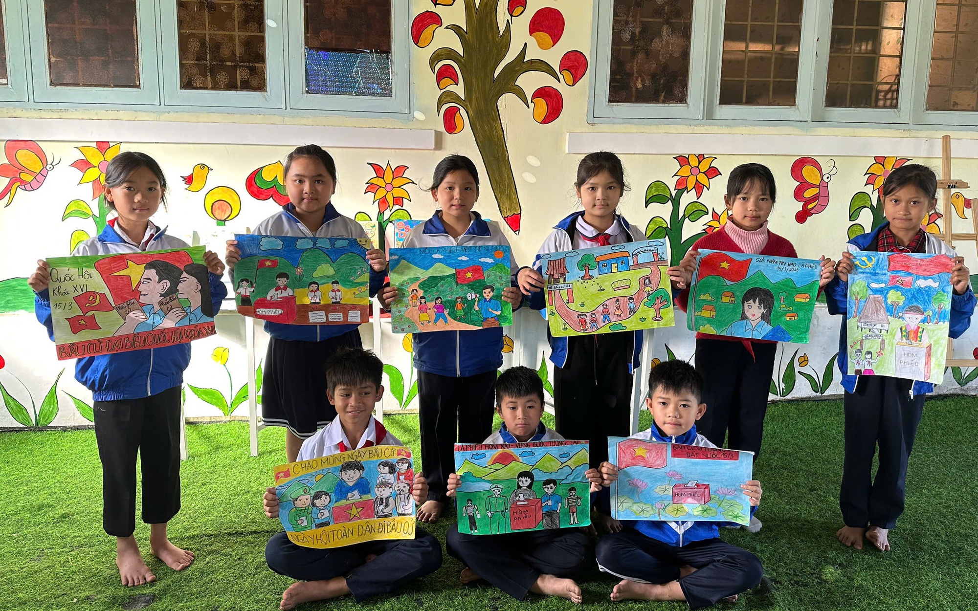 Học sinh đồng bào Xơ Đăng vẽ tranh cổ động bầu cử