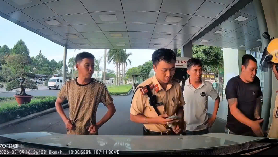 Sợ lỗi đèn đỏ, tài xế nhờ CSGT mở đường đưa người bệnh tim đi cấp cứu - Ảnh 2.