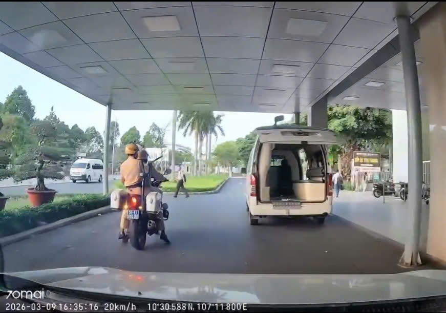 Sợ lỗi đèn đỏ, tài xế nhờ CSGT mở đường đưa người bệnh tim đi cấp cứu - Ảnh 1.