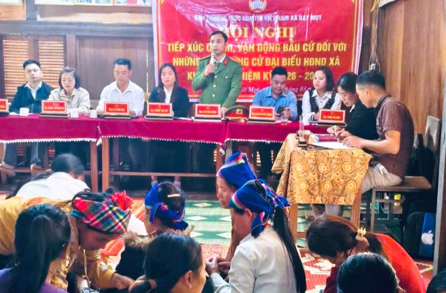 C&ocirc;ng an "tới từng nh&agrave;, ra từng t&agrave;u thuyền" tuy&ecirc;n truyền c&ocirc;ng t&aacute;c bầu cử - Ảnh 2.