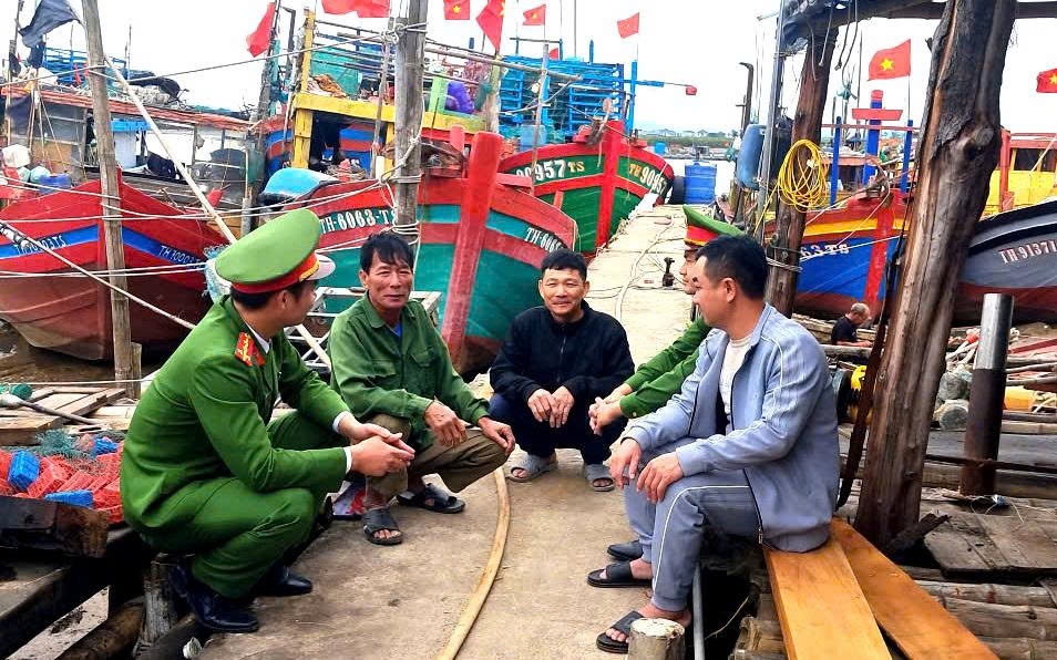 Công an "tới từng nhà, ra từng tàu thuyền" tuyên truyền công tác bầu cử