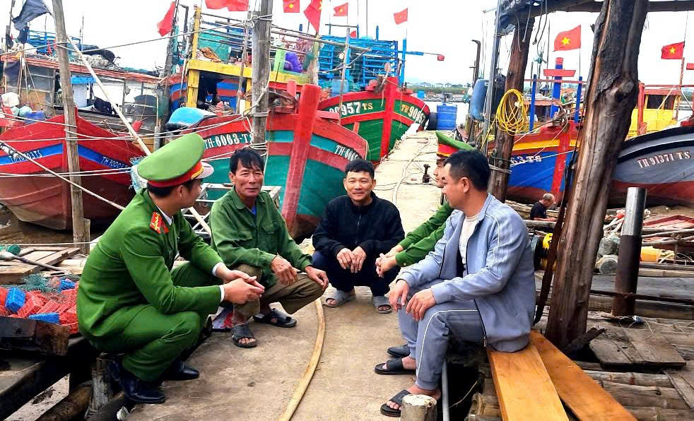 C&ocirc;ng an "tới từng nh&agrave;, ra từng t&agrave;u thuyền" tuy&ecirc;n truyền c&ocirc;ng t&aacute;c bầu cử - Ảnh 1.