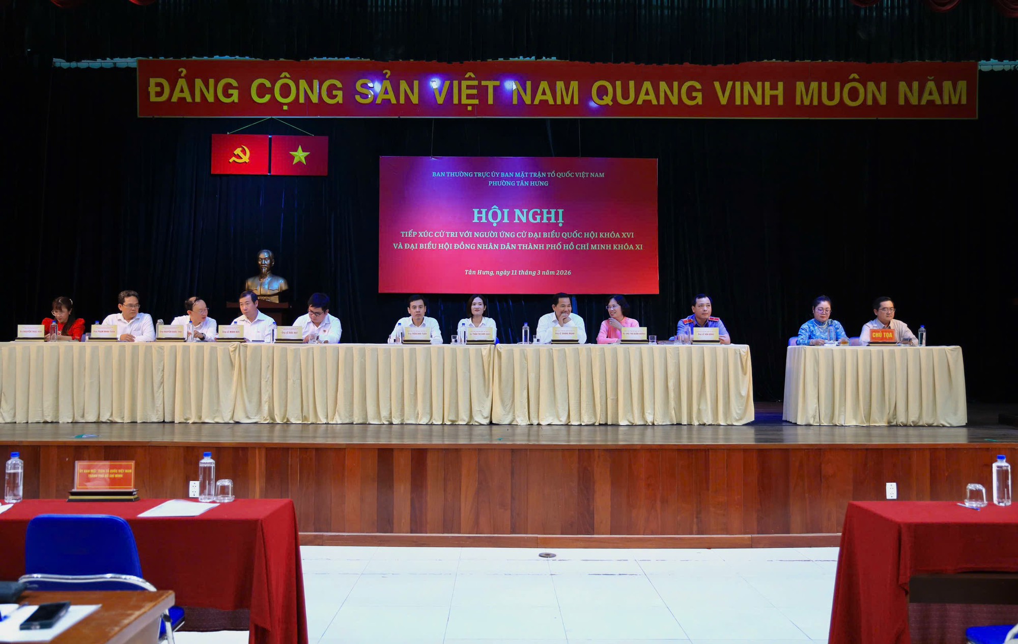 Ứng cử vi&ecirc;n ĐBQH cam kết th&uacute;c đẩy hạ tầng, nh&agrave; ở c&ocirc;ng nh&acirc;n trước cử tri T&acirc;n Hưng - Ảnh 1.