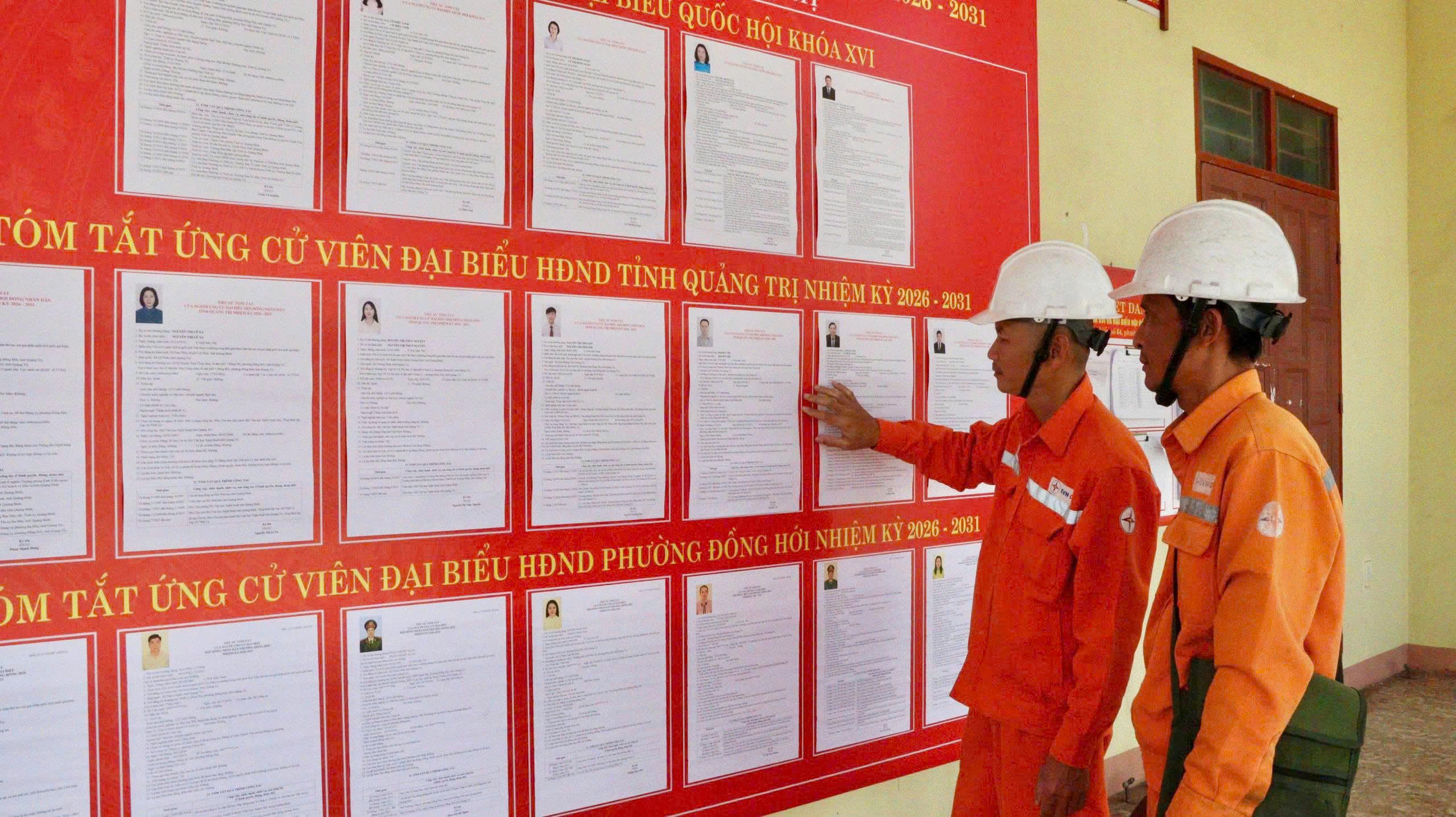 C&ocirc;ng nh&acirc;n điện lực vượt s&ocirc;ng bảo đảm điện cho điểm bầu cử v&ugrave;ng s&acirc;u ở Quảng Trị - Ảnh 2.