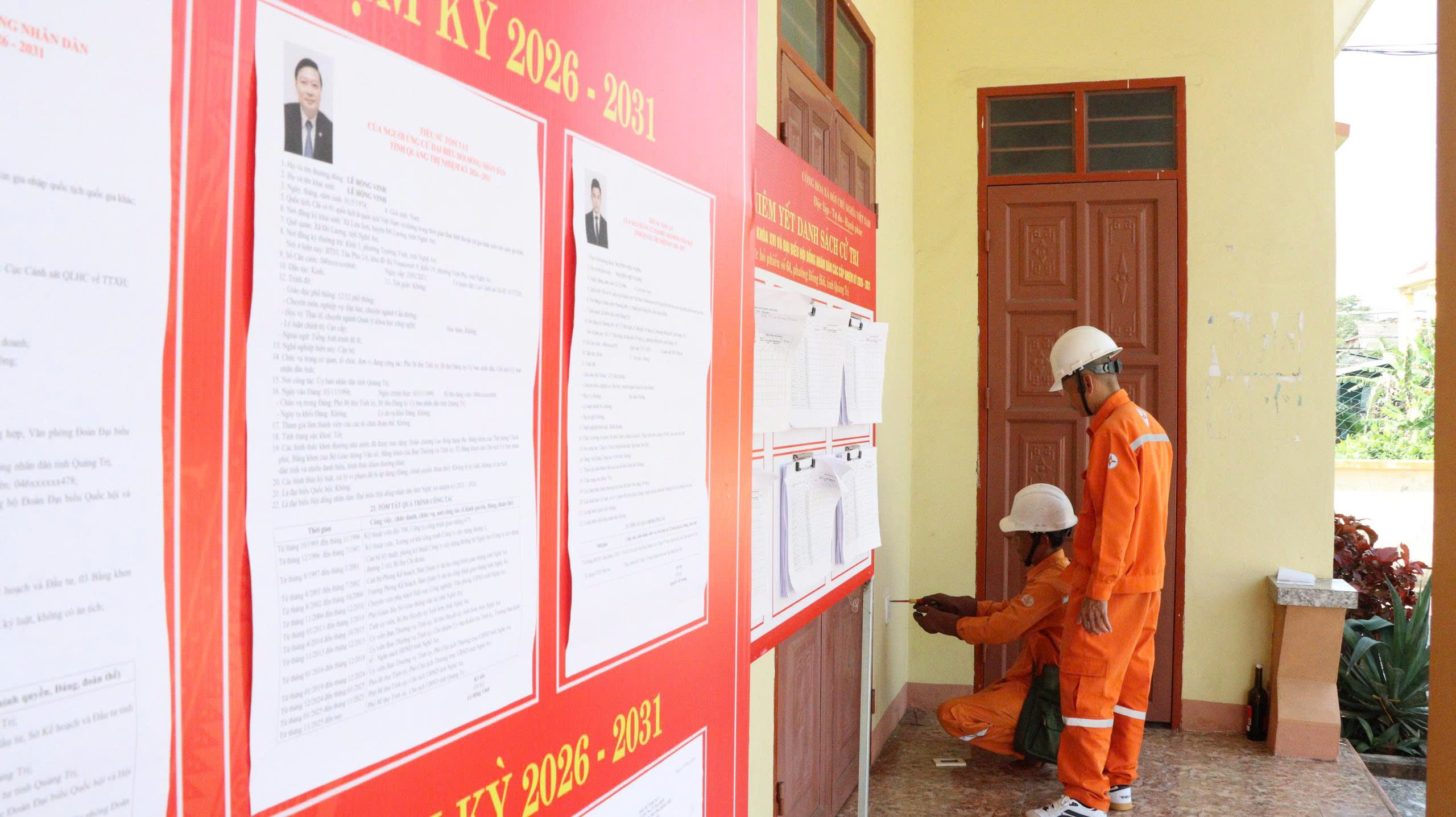 C&ocirc;ng nh&acirc;n điện lực vượt s&ocirc;ng bảo đảm điện cho điểm bầu cử v&ugrave;ng s&acirc;u ở Quảng Trị - Ảnh 4.