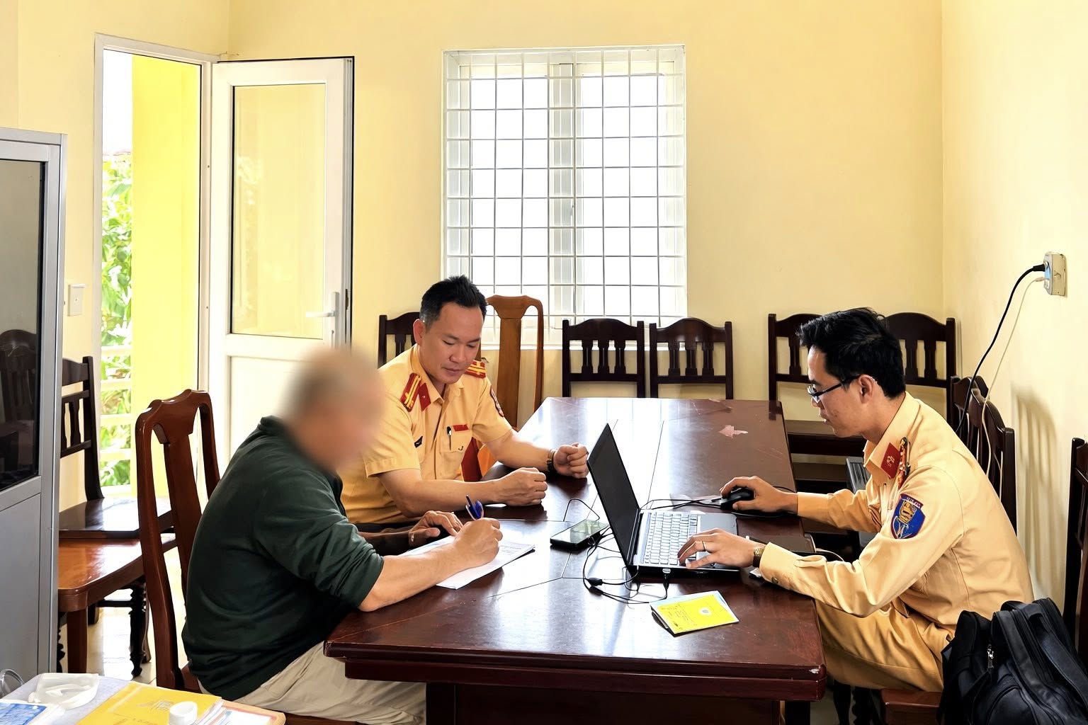 Tài xế ô tô bật đèn cảnh báo, nhiều lần “khóa lối” xe phía sau bị phạt 5 triệu đồng - Ảnh 1.