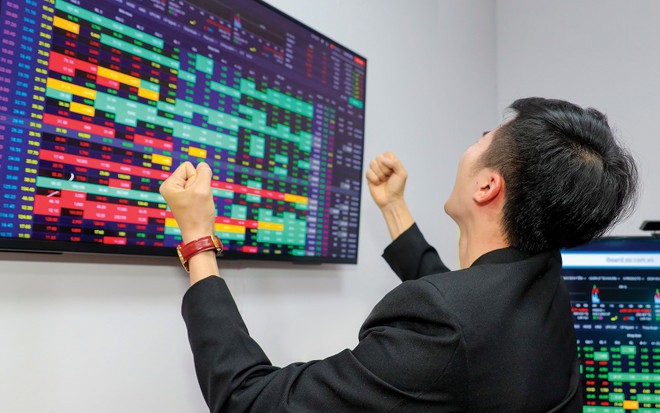 Tỉ phú Việt chi ngàn tỉ mua cổ phiếu sau cú giảm lịch sử, tín hiệu gì cho các nhà đầu tư?