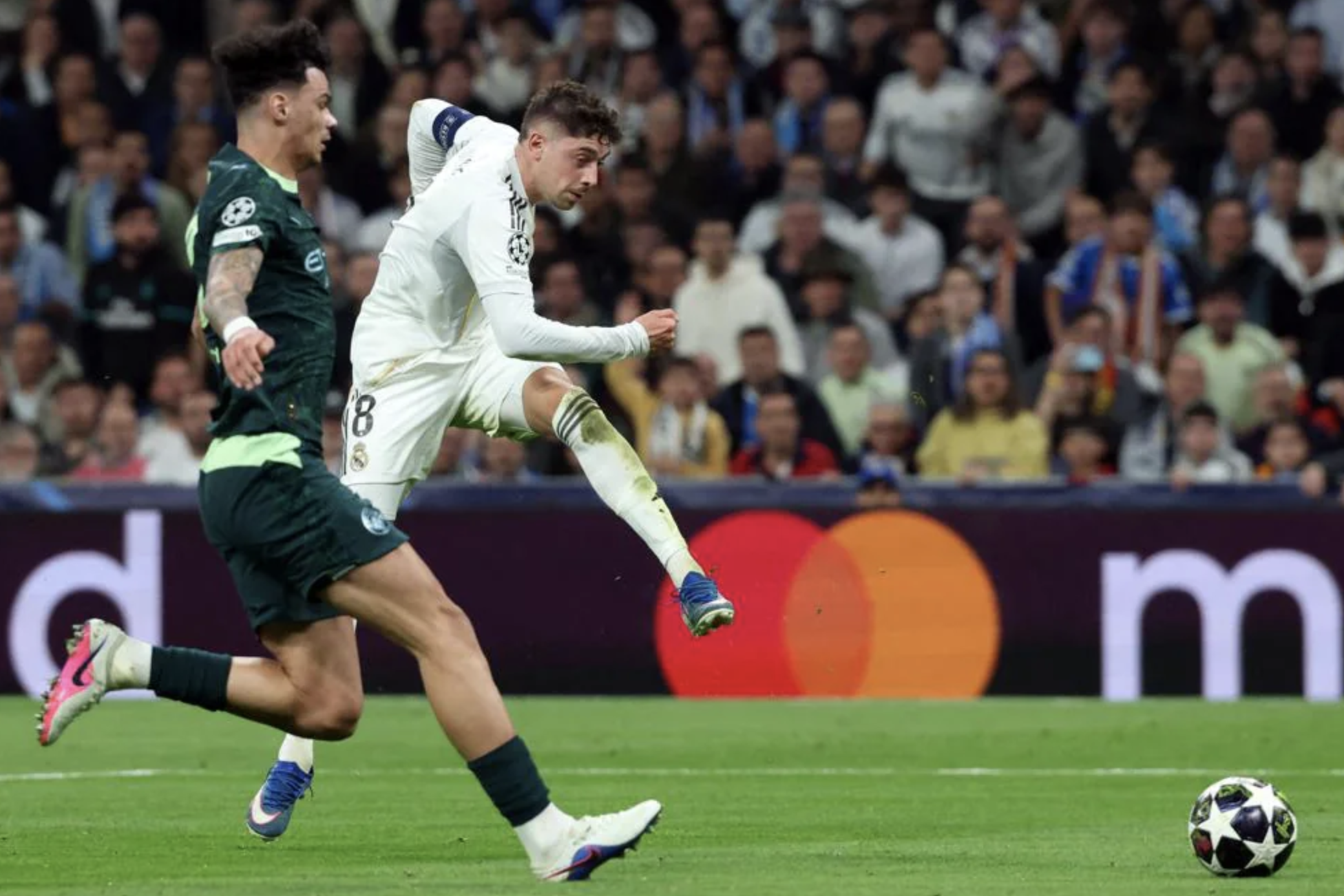 Valverde một tay nhấn chìm Man City, Real Madrid bay bổng tại Bernabeu - Ảnh 3.
