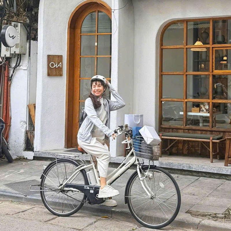 Nữ giảng vi&ecirc;n H&agrave; Nội 13 năm đạp xe đi l&agrave;m , kh&ocirc;ng lo gi&aacute; xăng tăng - Ảnh 2.