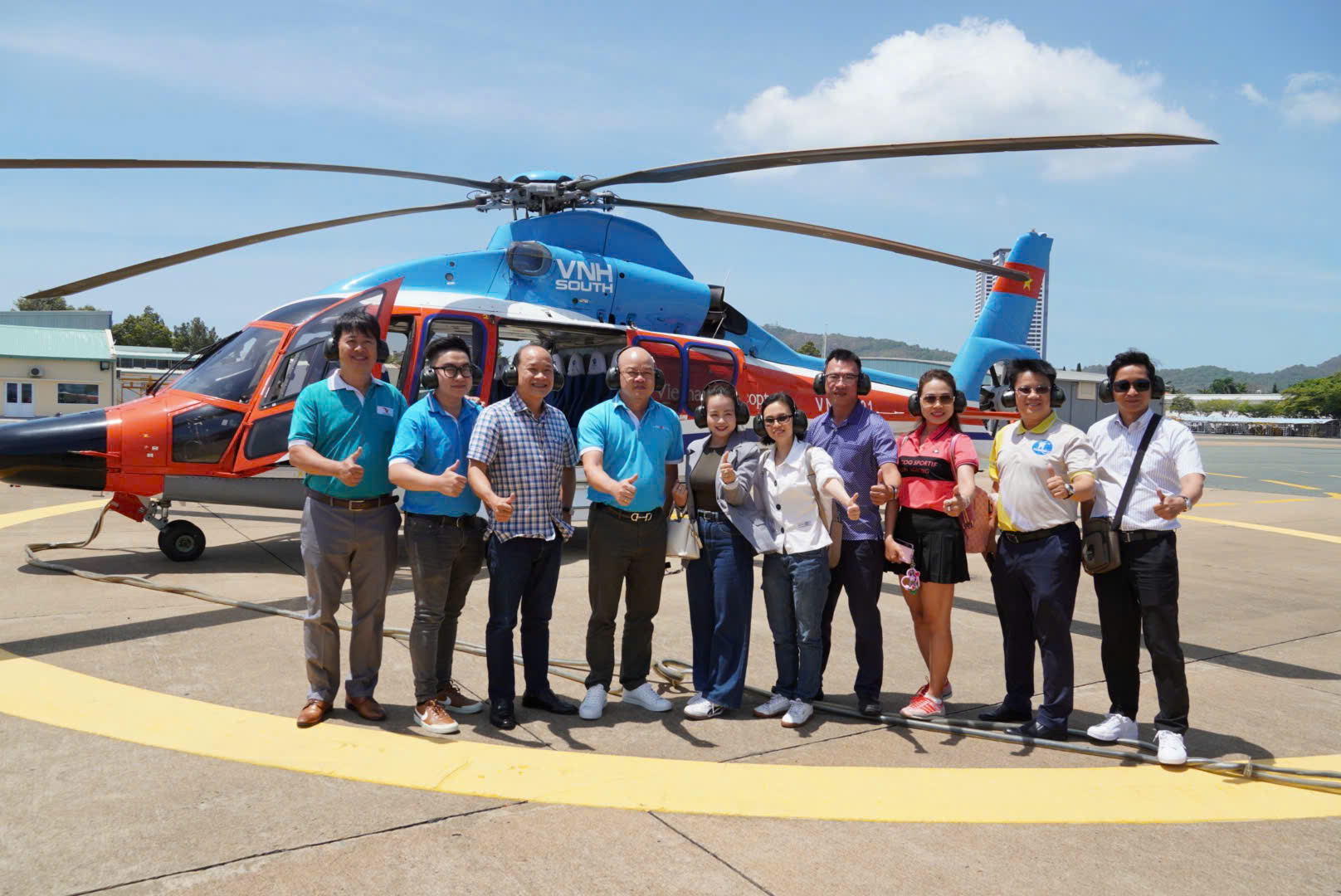 Tour trực thăng ngắm TP HCM cất c&aacute;nh - Ảnh 1.