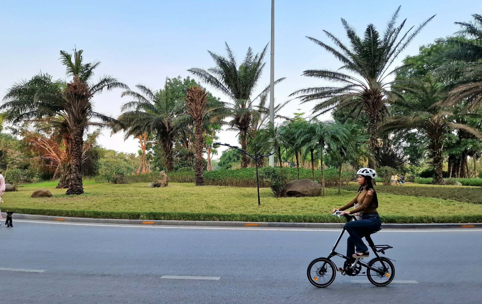 Nữ giảng vi&ecirc;n H&agrave; Nội 13 năm đạp xe đi l&agrave;m , kh&ocirc;ng lo gi&aacute; xăng tăng - Ảnh 3.