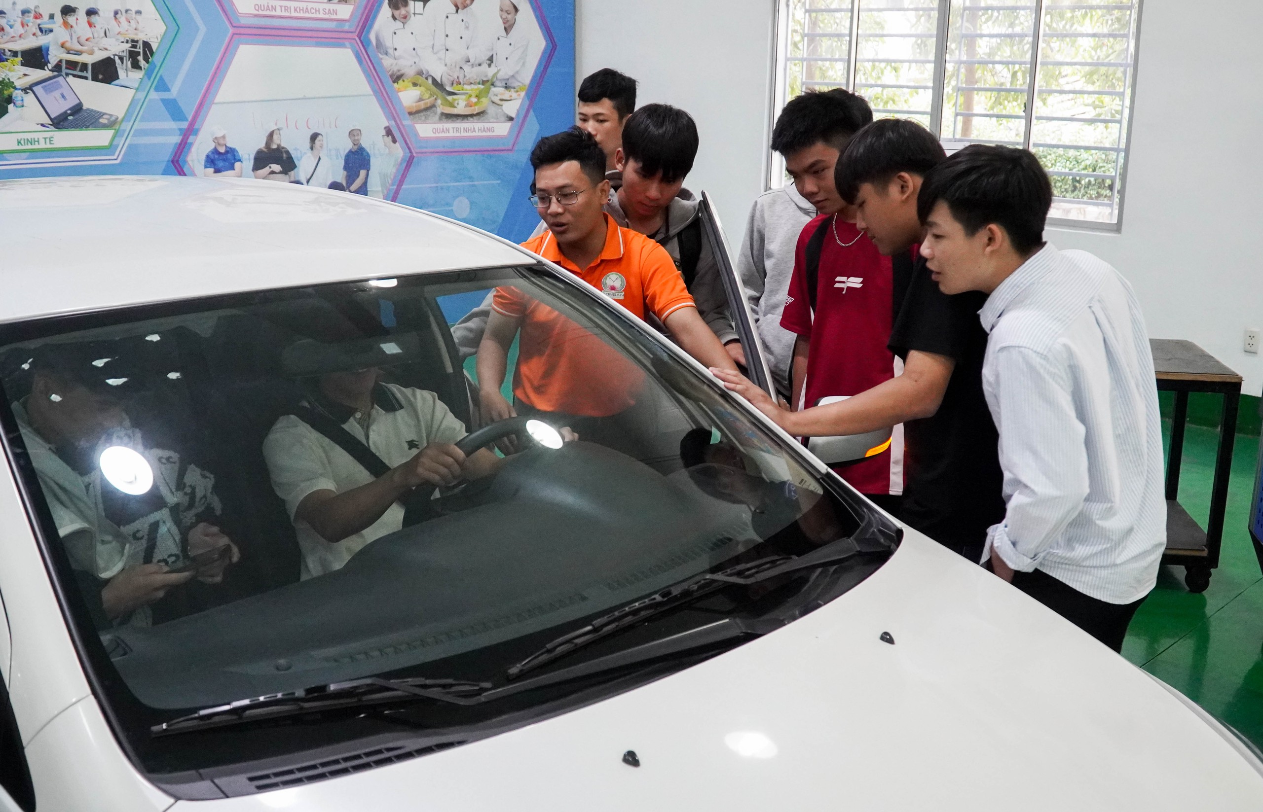 V&agrave;o xưởng thực h&agrave;nh trải nghiệm, học sinh tự tin "chốt" lu&ocirc;n nguyện vọng - Ảnh 3.
