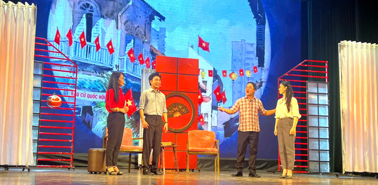 NSND Triệu Trung Ki&ecirc;n tạo dấu ấn với t&aacute;c phẩm cổ động bầu cử Quốc hội v&agrave; Hội đồng Nh&acirc;n d&acirc;n c&aacute;c cấp - Ảnh 4.