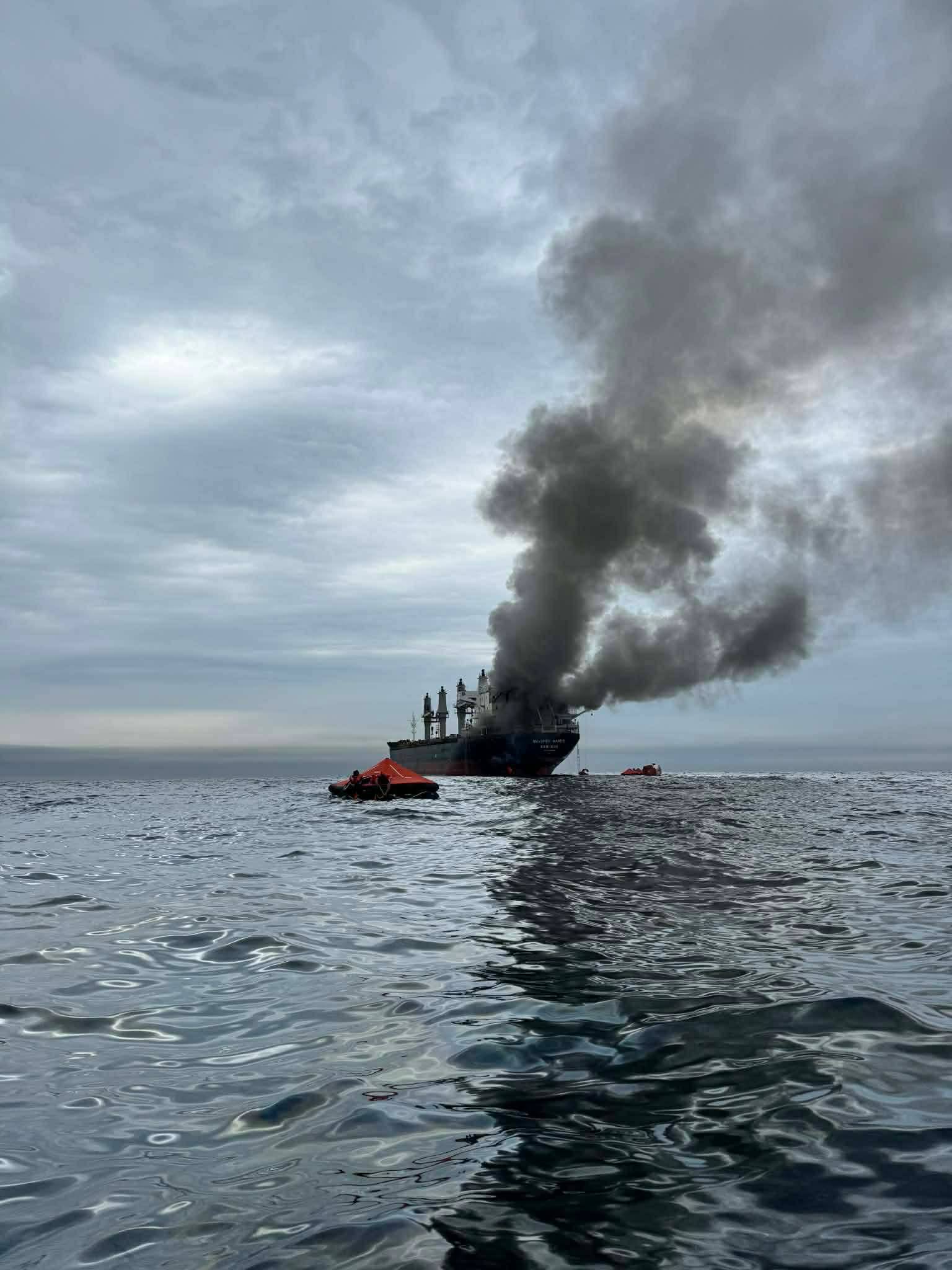 Tàu hàng liên tiếp bị tấn công ở eo biển Hormuz - Ảnh 1.