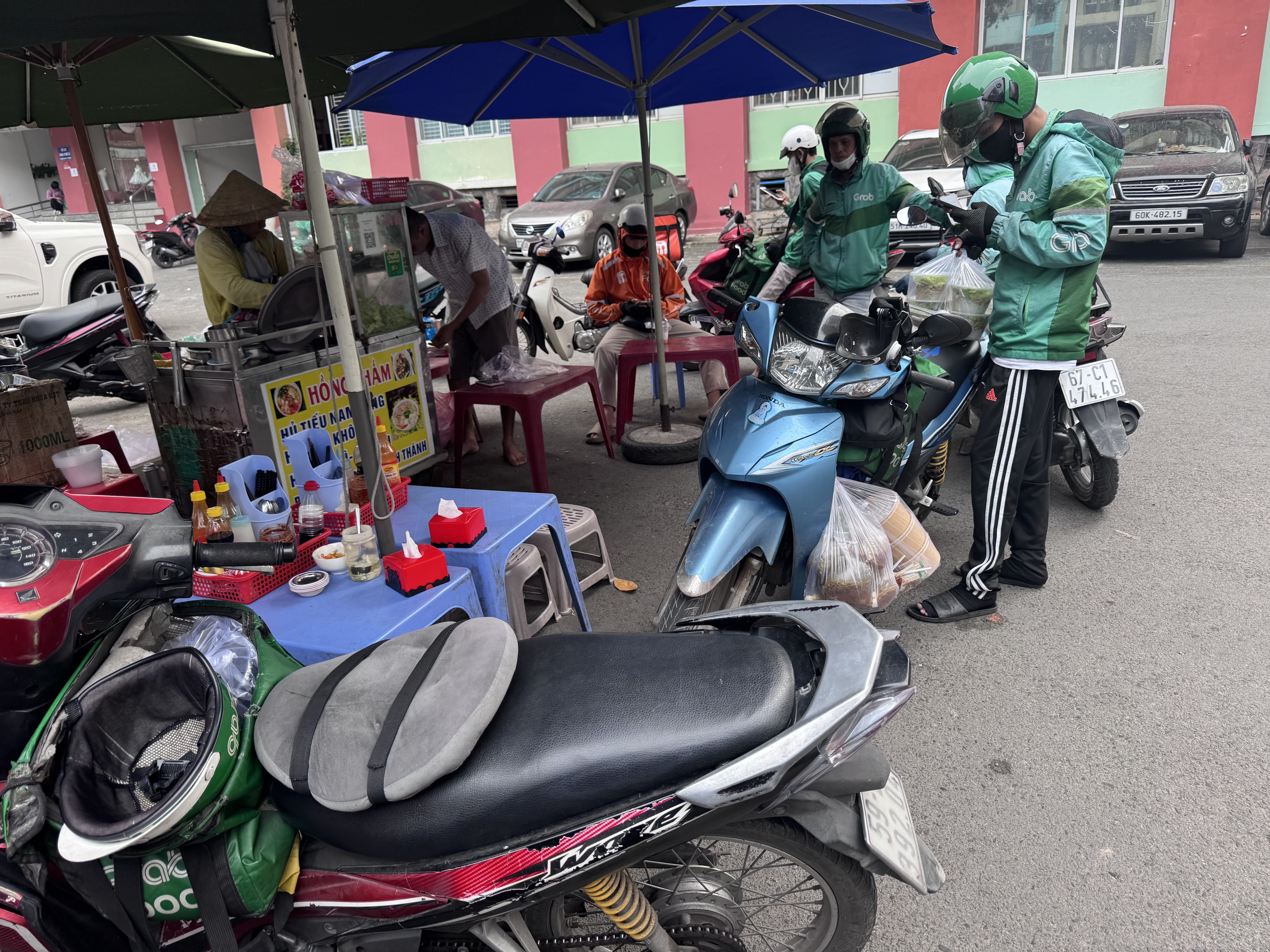 Hỗ trợ tiền xăng cho t&agrave;i xế xe c&ocirc;ng nghệ , khuyến kh&iacute;ch chuyển đổi xe điện 2026 - Ảnh 1.