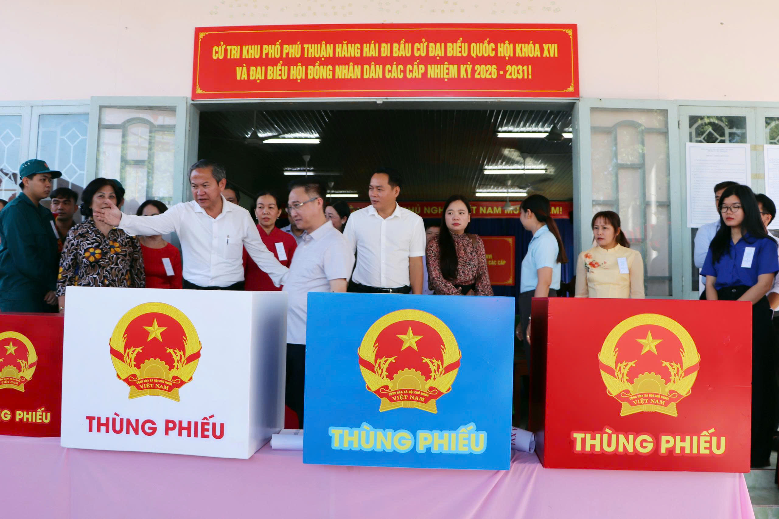 Phó Bí thư TPHCM kiểm tra công tác chuẩn bị bầu cử TPHCM tại Bình Dương - Ảnh 5.