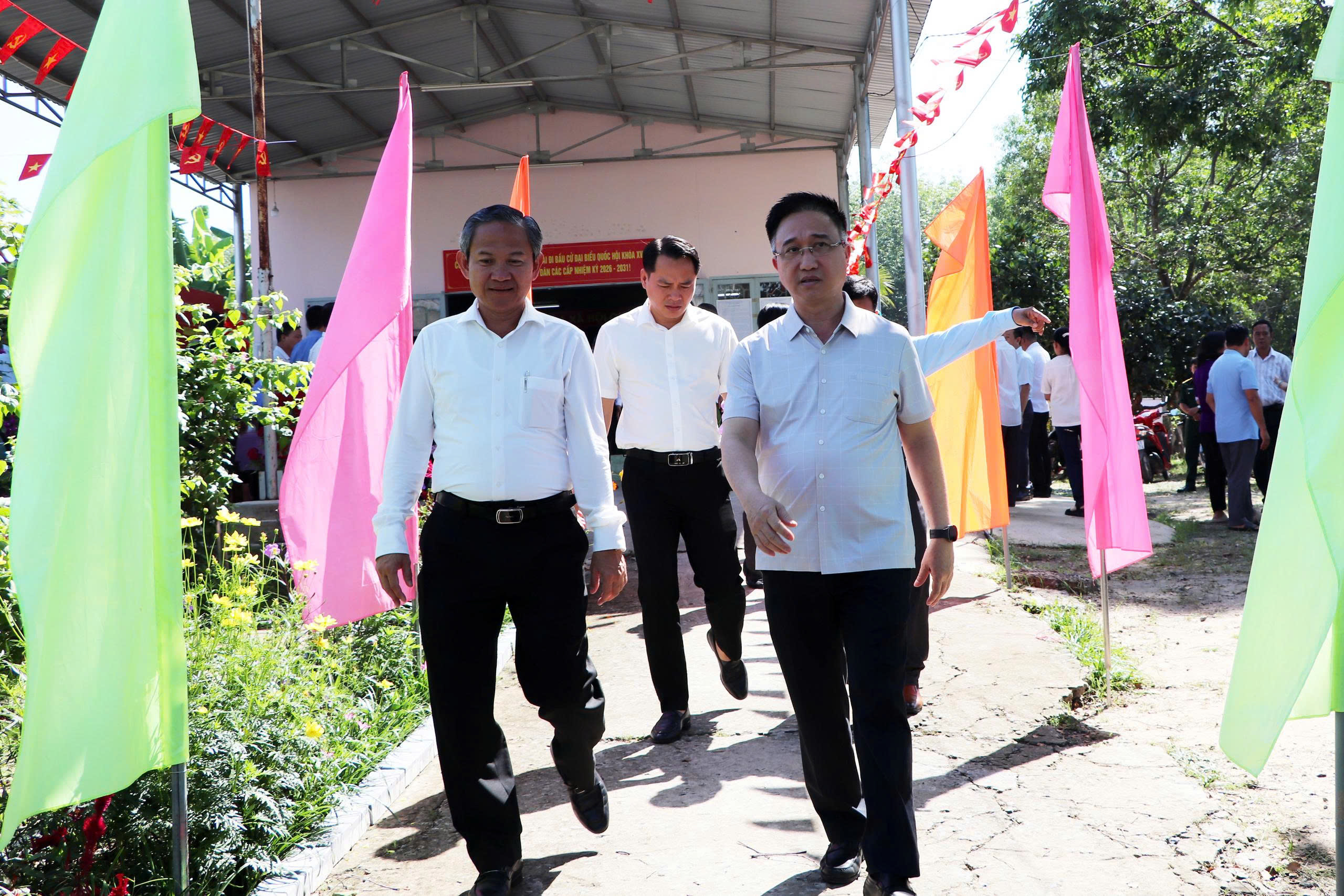 Phó Bí thư TPHCM kiểm tra công tác chuẩn bị bầu cử TPHCM tại Bình Dương - Ảnh 4.