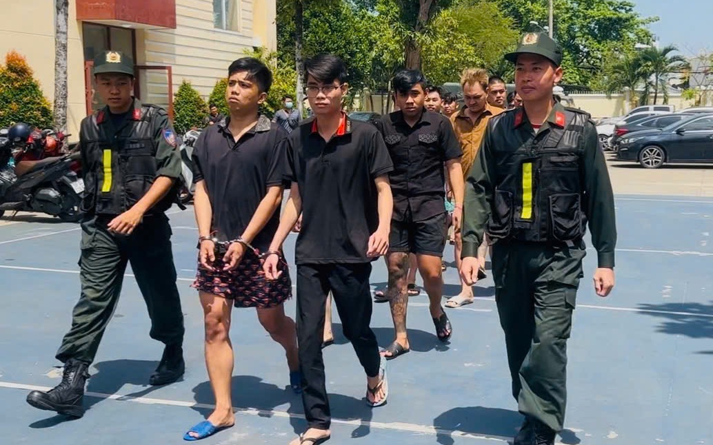 Công an TPHCM bắt 30 đối tượng sau khi kiểm tra một ô tô đang lưu thông