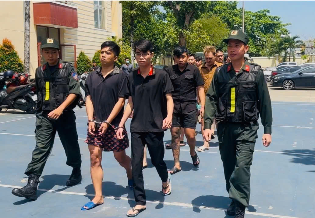 C&ocirc;ng an TPHCM bắt 30 người sau khi kiểm tra một &ocirc; t&ocirc; đang lưu th&ocirc;ng - Ảnh 1.